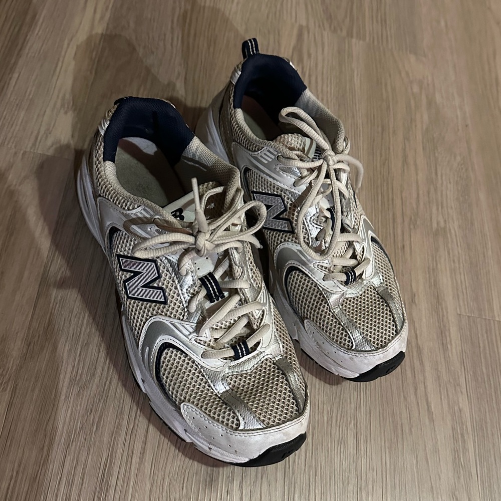 New Balance 530 Unisex Lifestyle Shoes - Men 7.5/ Women 9 - In Good Condition